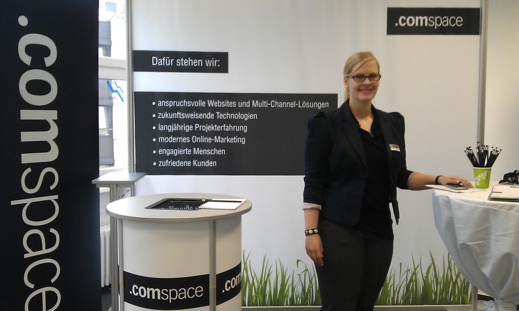 comspace Mitarbeiterin und FHM Alumna Pia Köhler an unserem Info-Stand