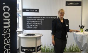 comspace Mitarbeiterin und FHM Alumna Pia Köhler an unserem Info-Stand