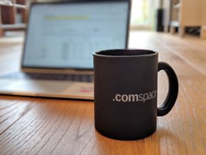 Google Analytics mit Kaffeetasse