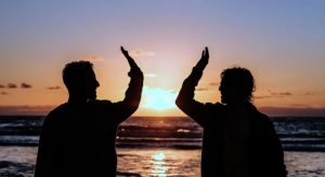 High five oder Tschüss symbolisiert durch zwei Männer mit ausgestrecktem, angewinkeltem Arm