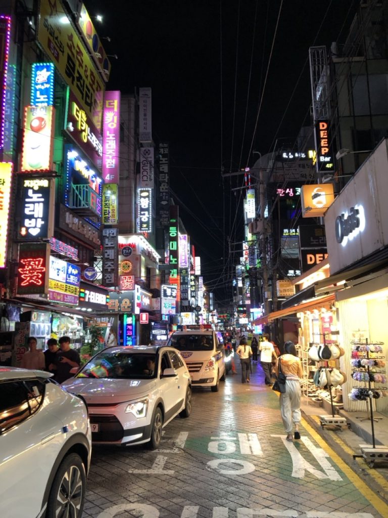 Bunt beleuchtete Straße in Suyu-dong bei Nacht