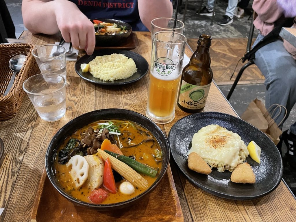 Sapporo Soup Curry mit Beilagen und alkoholfreiem Bier