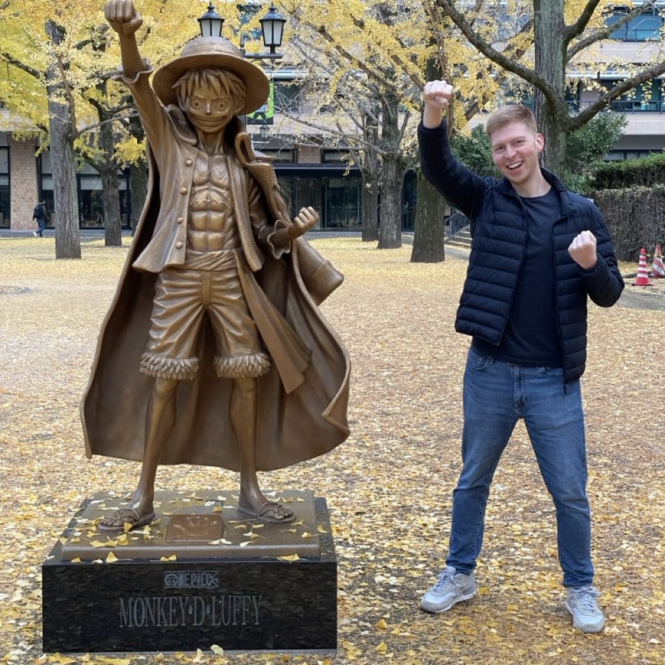 Ich neben einer Statue der Comic-Figur Monkey D. Luffy aus One Piece