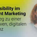 Eine Frau mit roten Haaren trägt eine Jeansjacke und ein Ansteckmikrofon und schaut zur Seite. Rechts oben im Bild steht das Logo von 'comspace'. Links neben der Frau befindet sich der Text: 'Accessibility im Content Marketing. Der Weg zu einer inklusiven, digitalen Präsenz'. Der Hintergrund ist ein Farbverlauf von gelb nach blau.