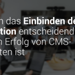 ein Konferenztisch mit Kolleg*innen in einem Meeting, mehrere Kolleg*innen sind auf einem großen Bildschirm remote dazu geschaltet, auf dem Bild der Text "Warum das Einbinden der Redaktion entscheidend für den Erfolg von CMS-Projekten ist"