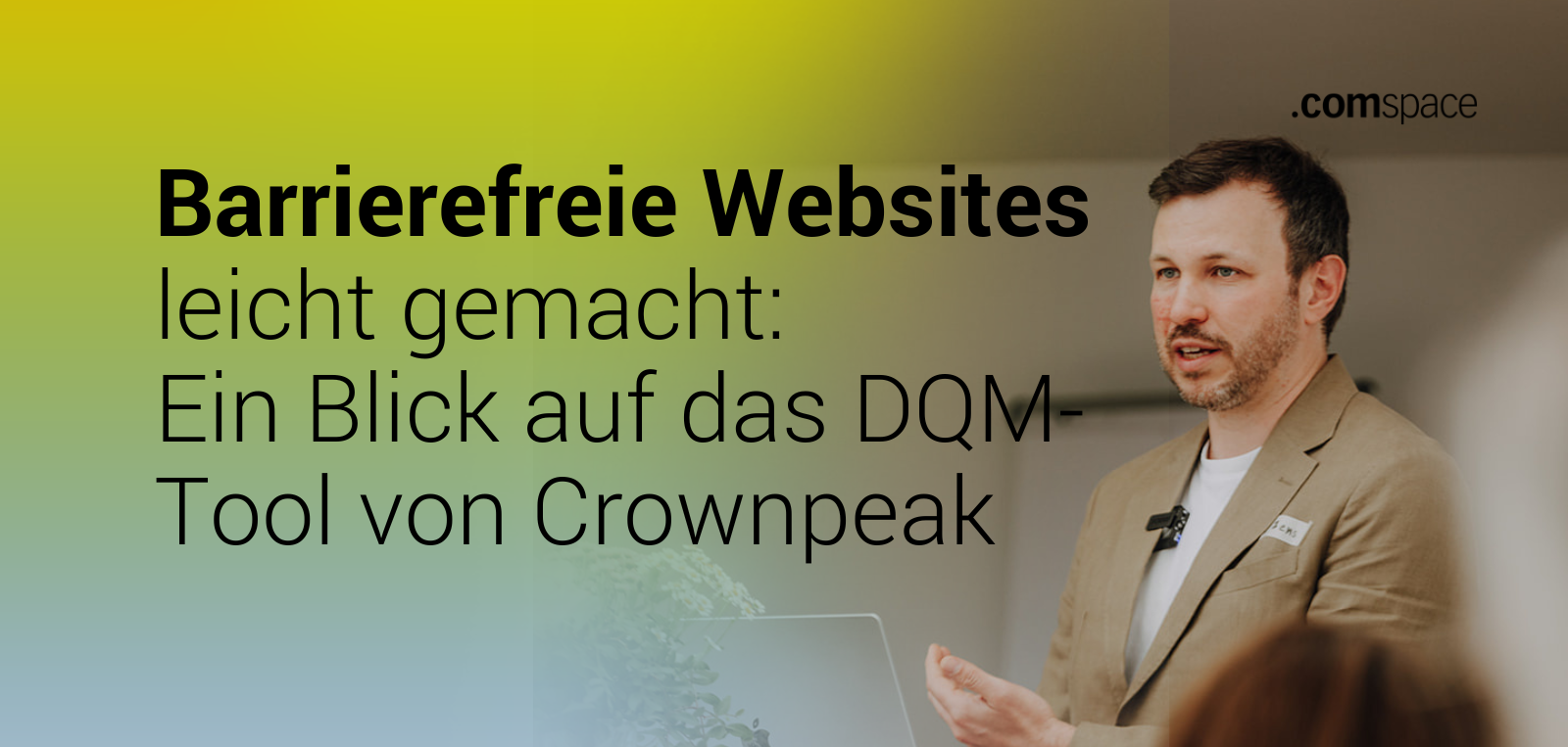 vor einem Farbverlauf steht ein Mann mit beigem Sakko und Ansteckmikro. Daneben der Text 'Barrierefreie Websites leicht gemacht: Ein Blick auf das DQM-Tool von Crownpeak'