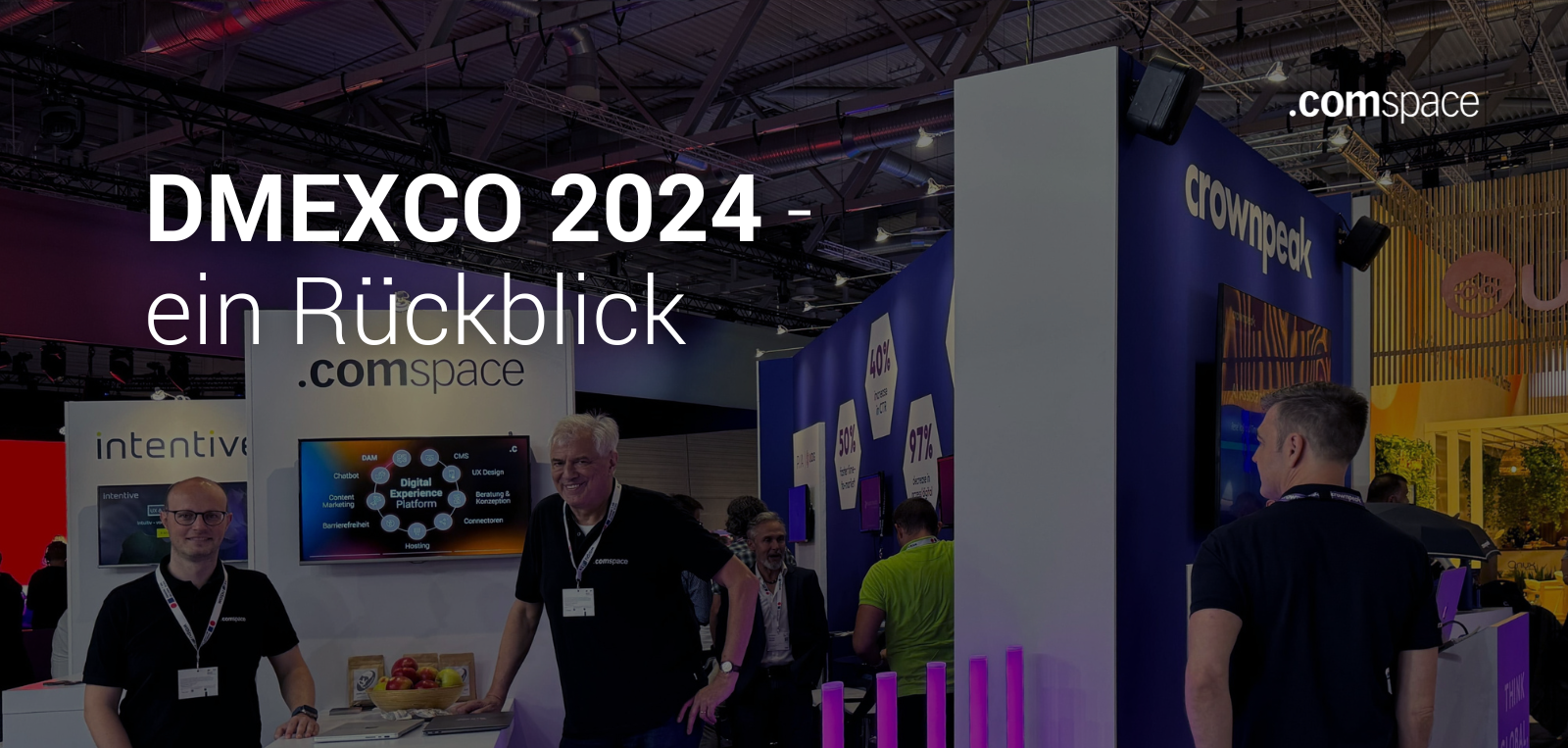 comspace-Team am Stand auf der DMEXCO 2024 neben dem Crownpeak-Stand, umgeben von Besuchern und Bildschirmen mit Informationen zu digitalen Lösungen.