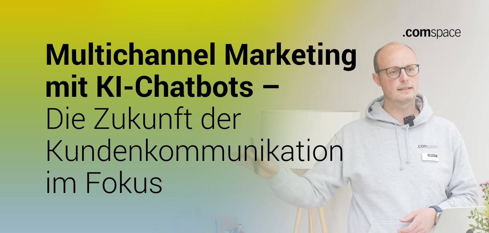 Im Hintergrund ein Speaker vor einem Laptop, im Vordergrund die Headline "Multichannel Marketing - Die Zukunft der Kundenkommunikation im Fokus"