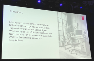 Folie mit dem Titel "Praxistest" und Text zur Problematik von Rückenschmerzen im Home-Office. Rechts ist ein stilisiertes Büro abgebildet.