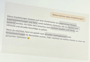 Folie mit einer Erklärung über die Herkunft der Empfehlungen. Der Text beschreibt eine Kombination aus Expertenbewertungen, Tests und Nutzerbewertungen für Bürostühle.