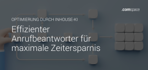 Illustration mit Pfeilen und Blöcken auf blauem Hintergrund, begleitet von Text: 'Optimierung durch Inhouse-KI - Effizienter Anrufbeantworter für maximale Zeitersparnis' und comspace-Logo.