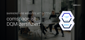 Ein Konferenzraum mit unscharf dargestellten Personen im Hintergrund. Im Vordergrund steht der Text ‚Barrierefreie Websites mit System – comspace ist DQM-zertifiziert‘. Rechts daneben ist ein Badge mit der Aufschrift ‚Platinum 2025 – Crownpeak – Accessibility and Quality‘ zu sehen.