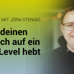 Foto von Jörn Stengel mit der Headline "Wie KI deinen Relaunch auf ein neues Level hebt"
