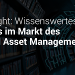 Text 'Spotlight: Wissenswertes zu Trends im Markt des Digital Asset Management (DAM)' und einem verschwommenen Bild, das einen langen Flur mit Bücherregalen und einer futuristischen, tunnelartigen Struktur im Hintergrund zeigt. Logo von .comspace oben rechts