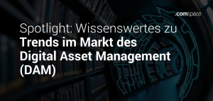 Text 'Spotlight: Wissenswertes zu Trends im Markt des Digital Asset Management (DAM)' und einem verschwommenen Bild, das einen langen Flur mit Bücherregalen und einer futuristischen, tunnelartigen Struktur im Hintergrund zeigt. Logo von .comspace oben rechts