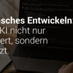 Foto zum Thema moderne Softwareentwicklung. Es zeigt einen Arbeitsplatz aus der Vogelperspektive, auf dem ein Laptop mit von Claude generiertem Code, ein Notizblock und eine Kaffeetasse zu sehen sind. Außerdem das comspace-Logo und die Headline "agentisches Entwickeln: Wenn KI nicht nur assistiert, sondern umsetzt.