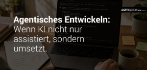Foto zum Thema moderne Softwareentwicklung. Es zeigt einen Arbeitsplatz aus der Vogelperspektive, auf dem ein Laptop mit von Claude generiertem Code, ein Notizblock und eine Kaffeetasse zu sehen sind. Außerdem das comspace-Logo und die Headline "agentisches Entwickeln: Wenn KI nicht nur assistiert, sondern umsetzt.