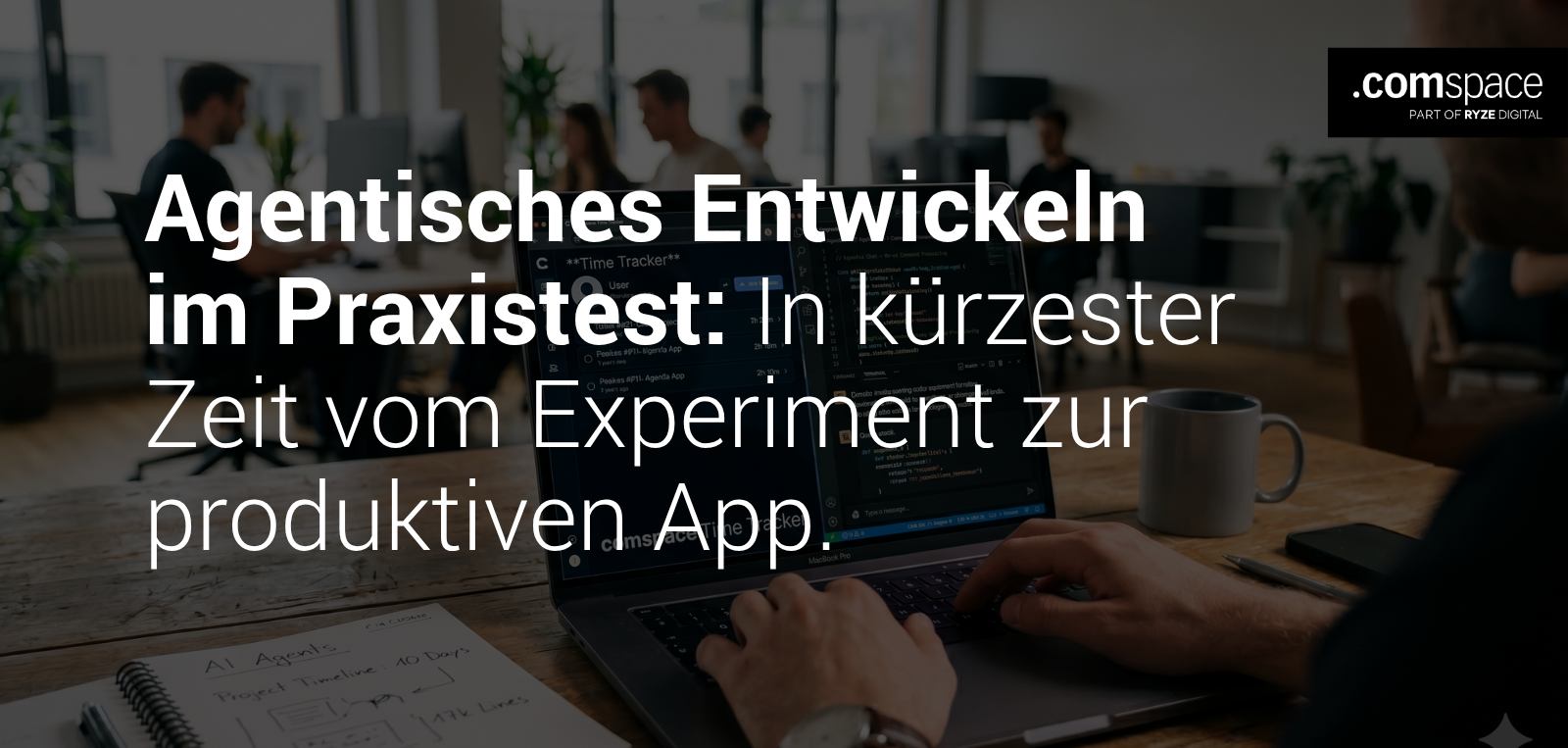 Foto zum Thema moderne Softwareentwicklung. Es zeigt einen Arbeitsplatz aus der Vogelperspektive, auf dem ein Laptop mit von Claude generiertem Code, ein Notizblock und eine Kaffeetasse zu sehen sind. Außerdem das comspace-Logo und die Headline "agentisches Entwickeln im Praxistest: In kürzester Zeit vom Experiment zur produktiven App"