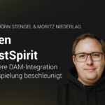 Banner für den Insight Talk mit Jörn Stengel und Moritz Niederlag. Titel: „Sharedien trifft FirstSpirit – Wie eine saubere DAM-Integration die Asset-Ausspielung beschleunigt“. Auf der rechten Seite sind Porträtfotos der beiden Sprecher zu sehen.